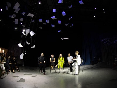 Sun Life tổ chức triển lãm thơ 