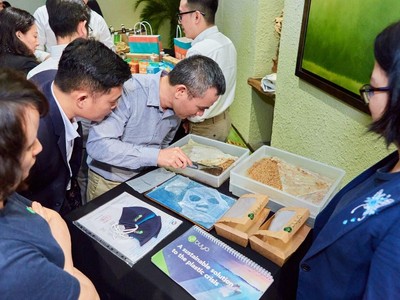 Các khách mời tham gia tìm hiểu về giải pháp nhựa sinh học của Buyo