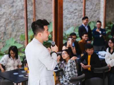 Ông Luc Nhon Ly - Tổng giám đốc Sun Life Việt Nam trò chuyện tại Sun Life Flagship