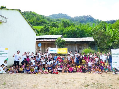 Panasonic tài trợ đèn năng lượng mặt trời cho các hộ gia đình khó khăn tại huyện Nam Trà My 