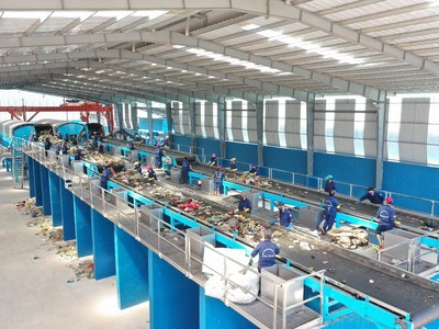 Dây chuyền xử lý rác thải của một doanh nghiệp ở Bình Dương. Ảnh Lê Toàn