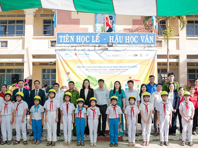 Dự án cùng đối tác địa phương trao tặng mũ bảo hiểm đạt chuẩn cho các em học sinh