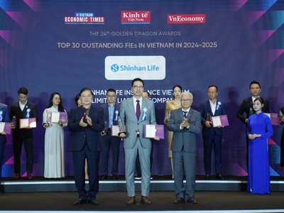 Ông Bae Seung Jun - Tổng giám đốc Shinhan Life Việt Nam (giữa) vinh dự nhận giải thưởng Rồng Vàng 2025