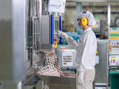 Nhân viên làm việc tại nhà máy Nestlé Trị An