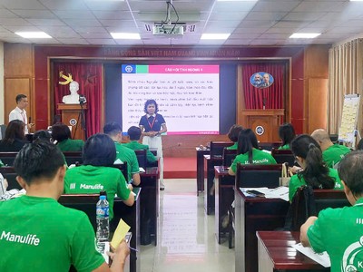 PGS.TS. Lê Thị Thanh Xuân tham gia giảng dạy tại buổi đào tạo. Ảnh Hiền Hà