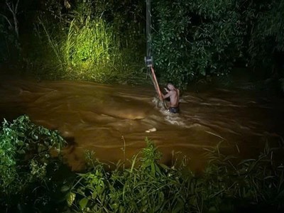 Rạng sáng ngày 27/8/2025, đội cứu hộ của PTI ngay lập tức có mặt tại hiện trường để trục vớt một xe ô tô bị lũ cuốn trôi tại Yên Bái.