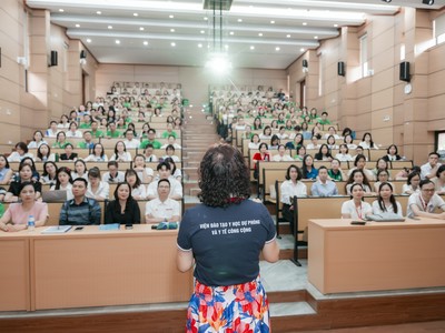 Khách hàng kỳ vọng tư vấn viên bảo hiểm hiểu biết về sức khỏe cộng đồng để tư vấn và hỗ trợ hiệu quả hơn. Ảnh: Thu Hằng