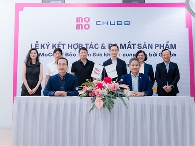 Đại diện MoMo và Chubb Life Việt Nam thực hiện nghi thức ký kết hợp tác