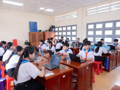 Shinhan Life trao tặng 20 máy tính học tập cho các em học sinh tại Trường THCS Tịnh Hà, Đồng Tháp