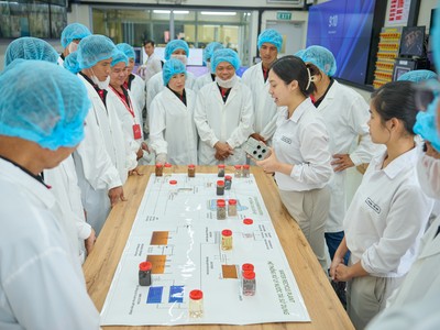 Các nông dân tiêu biểu của chương trình NESCAFÉ Plan được tham quan quy trình sản xuất và tìm hiểu các loại hạt cà phê xuất khẩu của nhà máy Nestlé Trị An 