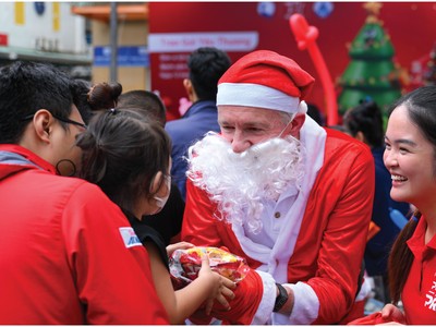 Prudential Việt Nam đã phối hợp cùng Quỹ Bảo trợ Trẻ em Việt Nam trao quà cho các bệnh nhi tại Bệnh viện Nhi Đồng 1 (TP.HCM)