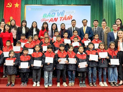 Hanwha Life Việt Nam tặng áo ấm và học bổng cho các em học sinh tiểu học tại Sơn La (Tháng 12/2025)