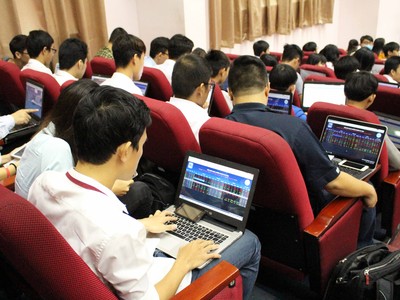 Nhà đầu tư sinh viên tham gia sàn giao dịch offline