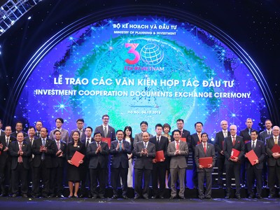 Thủ tướng Nguyễn Xuân Phúc, Phó thủ tướng Vương Đình Huệ và lãnh đạo bộ, ngành, địa phương chụp ảnh lưu niệm với các nhà đầu tư nước ngoài được cấp giấy chứng nhận đầu tư tại Hội nghị 30 năm thu hút FDI 