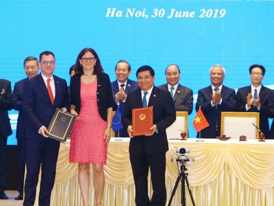 Bộ trưởng Bộ Kế hoạch và Đầu tư Nguyễn Chí Dũng và Bộ trưởng Bộ Môi trường kinh doanh, thương mại và doanh nghiệp của Rumani Stefan-Radu Oprea, Cao ủy Thương mại của EU Cecilia Malmstrom  cùng ký Hiệp định IPA