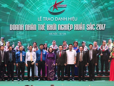 Trao cúp 10 Doanh nhân trẻ khởi nghiệp xuất sắc 2017