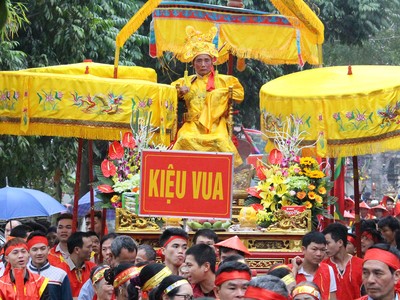Hàng ngàn người tham gia lễ hội rước Vua giả tại Đền Sái, huyện Đông Anh