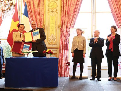 Ông Trịnh Văn Quyết, Chủ tịch HĐQT FLC và Phó Chủ tịch Airbus phụ trách thương mại Eric Schulz ký Biên bản ghi nhớ ngày 26/3 tại Pháp, dưới sự chứng kiến của Tổng Bí thư Nguyễn Phú Trọng và Chủ tịch Quốc hội Pháp François de Rugy 