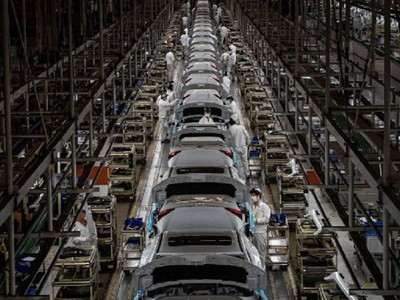 Bên trong dây chuyền lắp ráp tại nhà máy ô tô Dongfeng Honda ở thành phố Vũ Hán, Trung Quốc. Ảnh: AFP 