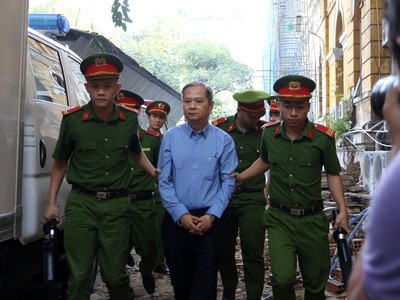 Cựu Phó chủ tịch UBND TP.HCM Nguyễn Hữu Tín ra tòa phiên xét xử tháng 12/2019 vì giao không đấu giá 5.000 m2 tại số 15 Thi Sách, quận 1 cho Vũ "nhôm”. Ảnh: Lê Toàn