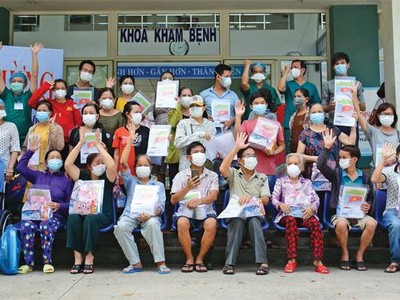 Niềm vui của những bệnh nhân Covid-19 được xuất viện. Ảnh: Nguyễn Dũng