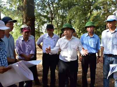 Chủ tịch UBND tỉnh Thừa Thiên Huế Phan Ngọc Thọ đi kiểm tra khảo sát khu vực đầu tư tuyến đường ven biển.