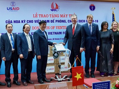 Đại diện Bộ Y tế tiếp nhận lô máy thở từ phía Mỹ.