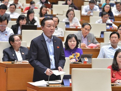 Bộ trưởng Bộ Tài nguyên và môi trường Trần Hồng Hà trả lời chất vấn
