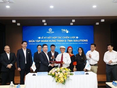 Ông Nguyễn Đình Trung - Chủ tịch Tập đoàn và TS.Nguyễn Hữu Lệ – Chủ tịch TMA Solutions thực hiện nghi thức ký kết hợp tác với sự chứng kiến của đại diện 2 đơn vị