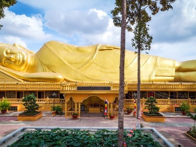 Ngôi chùa “dát vàng” có bức tượng Phật nằm ngoài trời lớn nhất Việt Nam