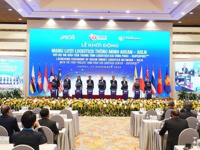 Thủ tướng Chính phủ Nguyễn Xuân Phúc và các đại diện bấm nút khởi động Mạng lưới Logistics thông minh ASEAN với dự án đầu tiên Trung tâm Logistics ICD Vĩnh Phúc do Liên danh Tập đoàn T&T Group (Việt Nam) - Tập đoàn YCH - YCH Holdings (Singapore) làm chủ đầu tư. (Nguồn: Vietnam+)