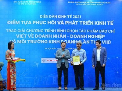 Ông Nguyễn Quốc Việt, Phó Tổng biên tập Báo Đầu tư thay mặt tác giả Khánh An nhận giải B, với tác phẩm: “Doanh nghiệp nhà nước trong lằn ranh thúc thủ và bứt tốc” (4 kỳ).