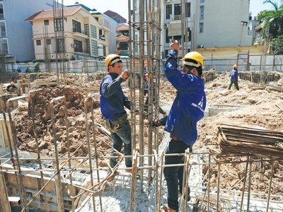 Các dự án đầu tư xây dựng thường gặp nhiều khó khăn liên quan việc cấp phép, giải phóng mặt bằng... Ảnh: Dũng Minh