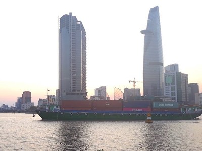 Tàu vận chuyển hàng hoá trên sông Sài Gòn tháng 03/2020 (Ảnh minh hoạ: Hồng Phúc).