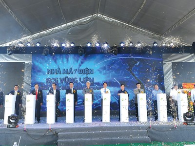 Các khách mời bấm nút khánh thành Nhà máy điện mặt trời VNECO Vĩnh Long