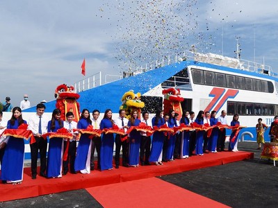 Tuyến phà biển từ Cần Giờ đi TP. Vũng Tàu cũng giúp rút ngắn thời gian 30 phút, tạo điều kiện cho huyện Cần Giờ kết nối giao thông thuận lợi, phát triển kinh tế xã hội, đặc bệt là lĩnh vực du lịch. Ảnh: T.Dung.