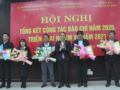 Ông Nguyễn Đình Vĩnh tặng bằng khen của UBND TP.Đà Nẵng cho 5 tập thể có thành tích xuất sắc.