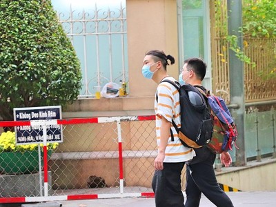 Đeo khẩu trang nơi công cộng là quy định bắt buộc (Ảnh minh hoạ: HP).