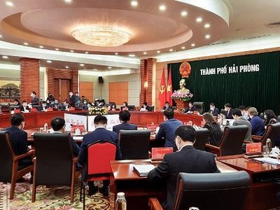 Quang cảnh hội nghị làm việc của lãnh đạo Thành ủy, UBND TP. Hải Phòng với các nhà đầu tư hạ tầng KCN và trao giấy CNĐT cho LG Display Việt Nam Hải Phòng.