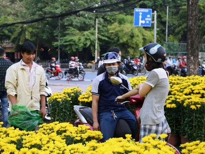 Khách hàng mua hoa tết tại công viên Gia Định (Ảnh: Q.T).