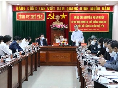 Bí thư Tỉnh uỷ Phú Yên Phạm Đại Dương báo cáo một số kiến nghị với Thủ tướng Chính phủ Nguyễn Xuân Phúc tại buổi làm việc