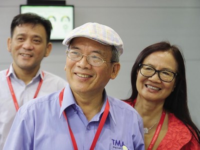 Ông Nguyễn Hữu Lệ, vợ và đồng nghiệp