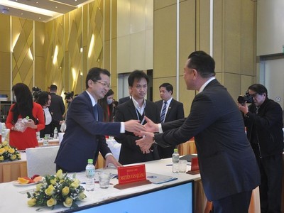 Bí thư Thành ủy Đà Nẵng, ông Nguyễn Văn Quảng trao đổi với nhà đầu tư.