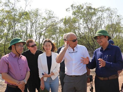 Lãnh đạo tỉnh Quảng Trị trao đổi với ông Luca Dragonetti tại chuyến khảo sát đầu tư của đoàn công tác Công ty Năng lượng ENI Việt Nam tại Quảng Trị.