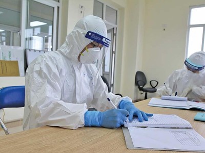 Những y, bác sỹ đang cố gắng hết sức trên tuyến đầu chống dịch