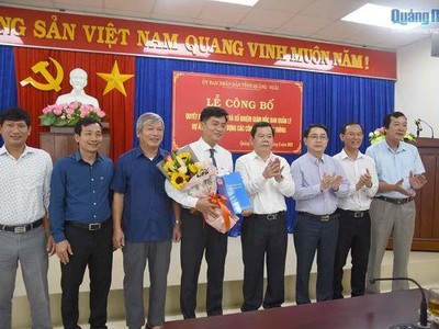 Ông Đỗ Tâm Hiển (ôm hoa), tân Giám đốc Ban Quản lý dự án đầu tư các công trình giao thông tỉnh Quảng Ngãi.