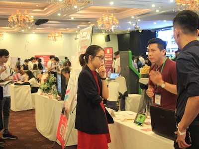 Các dự án khởi nghiệp trưng bày gian hàng và trao đổi với đối tác bên lề một cuộc khởi nghiệp tại TP.HCM (Ảnh: T.Hồng).