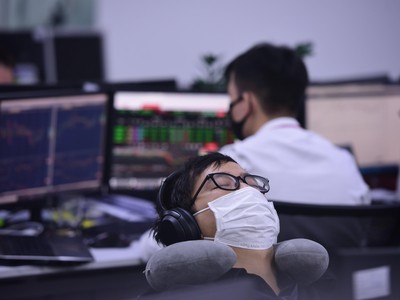 "Bảng treo, lệnh nghẽn" và diễn biến lạ phiên 5/3