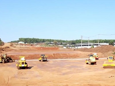 Cao tốc Dầu Giây - Phan Thiết đoạn qua địa bàn tỉnh đang gặp khó khăn do thiếu nguồn đất phục vụ đắp nền đường. Ảnh: Phạm Tùng