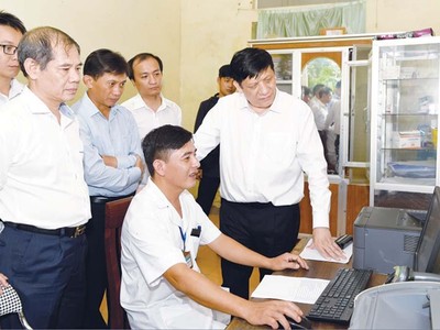 Bộ trưởng Bộ Y tế Nguyễn Thanh Long kiểm tra việc quản lý hồ sơ sức khỏe tại Trạm y tế xã Hương Long (Hà Tĩnh). Ảnh: Từ Thành